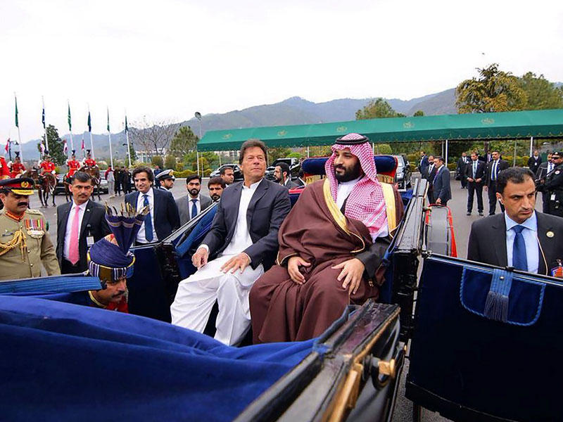 بن سلمان يتجه مع خان للقصر الرئاسي بإسلام آباد أمس (رويترز)n