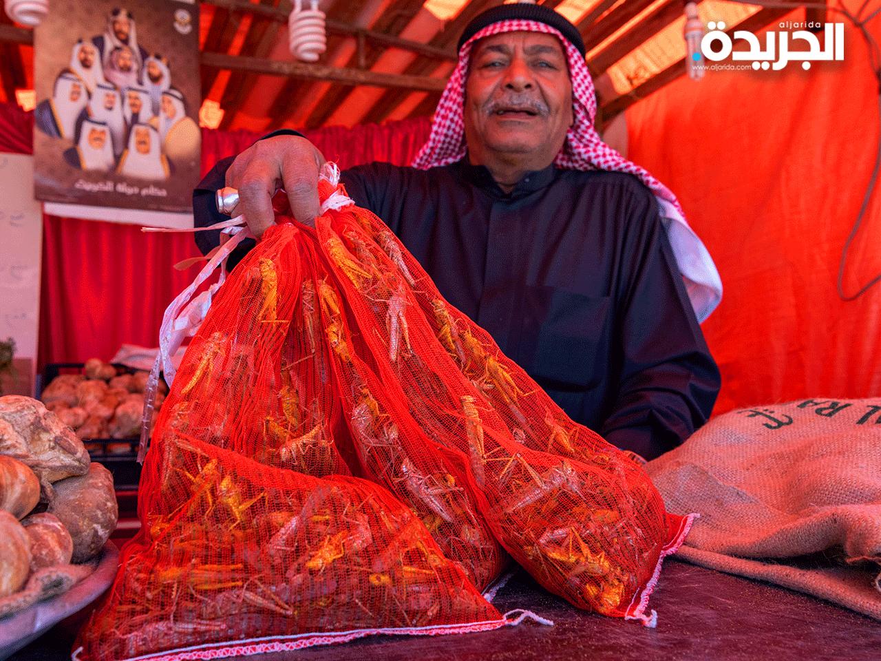  بائع يعرض الجراد 