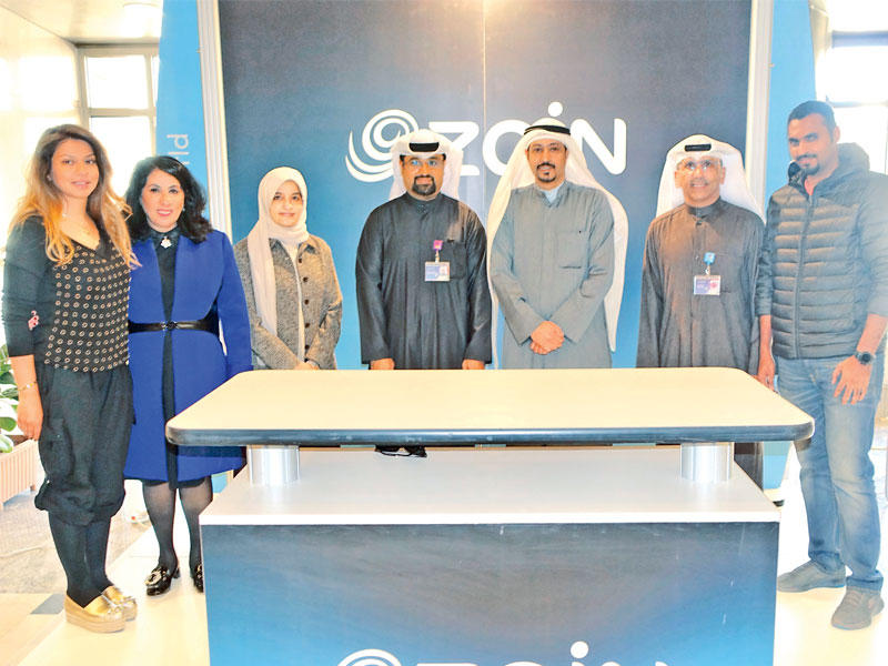 المطيري يتوسط مسؤولي «زين» في جناح الشركة بالمعرض