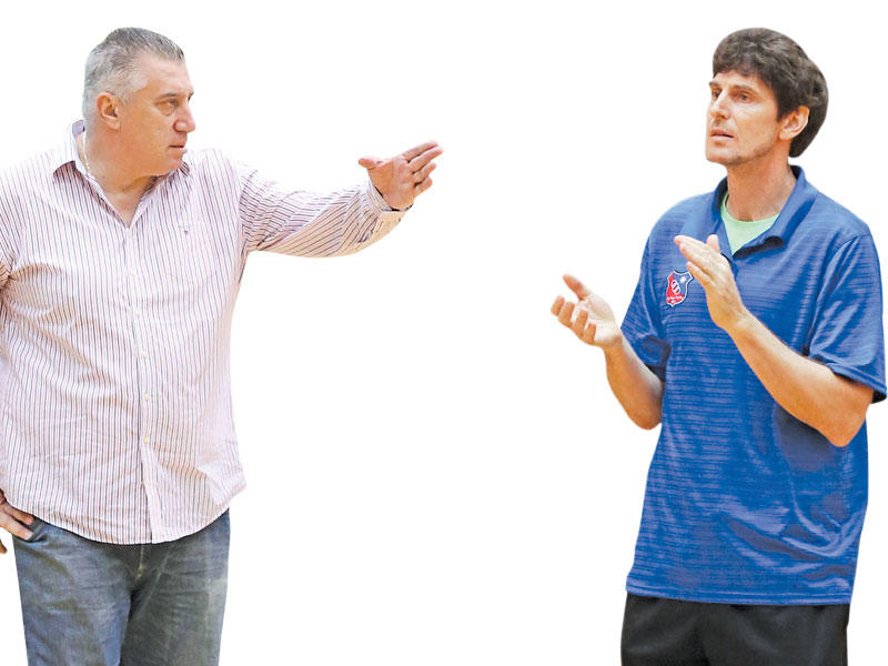 المدرب الألماني لسلة الأبيض بيتر شومرز و المدرب المقدوني لسلة القادسية جوردانكو ديفيدباكوف