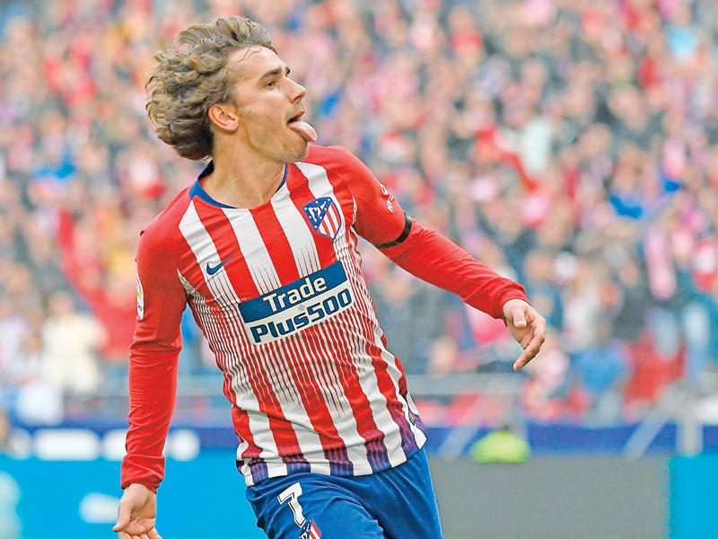 الفرنسي أنطوان غريزمان مهاجم فريق أتلتيكو مدريد الإسباني لكرة القدم