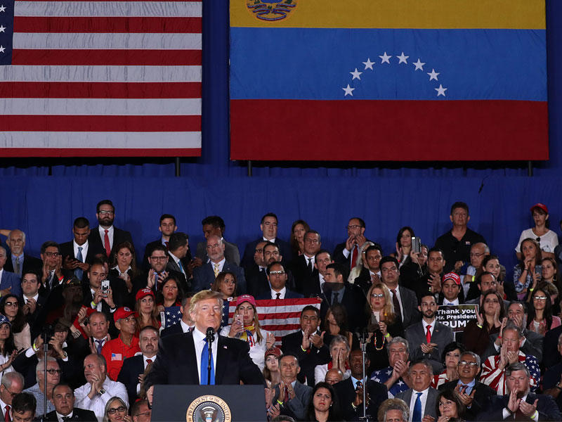 ترامب متحدثاً في جامعة ميامي أمس الأول عن الوضع في فنزويلا       (أ ف ب)