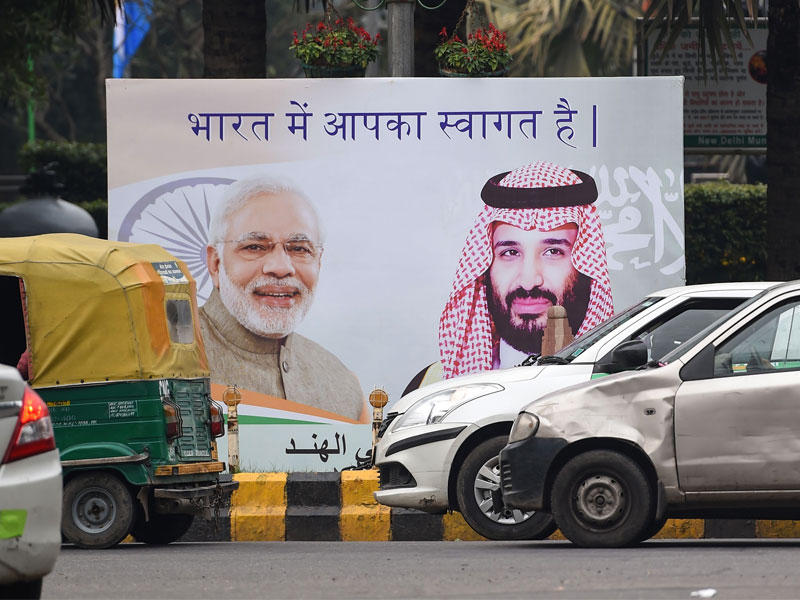 لافتة ترحيب بولي عهد السعودية الذي وصل إلى نيودلهي أمس ضمن جولته الآسيوية التي استهلها بباكستان أمس الأول  (أ ف ب)