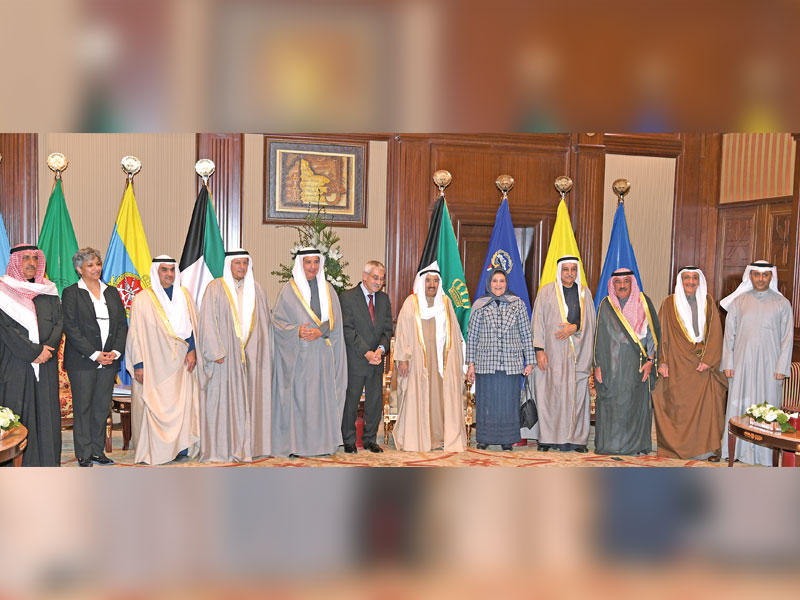 الأمير متوسطاً أعضاء مجلس إدارة «التقدم العلمي» أمس