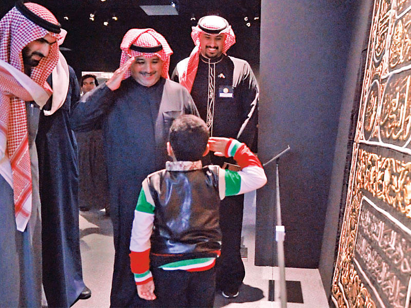 صباح الناصر خلال زيارة المعرض