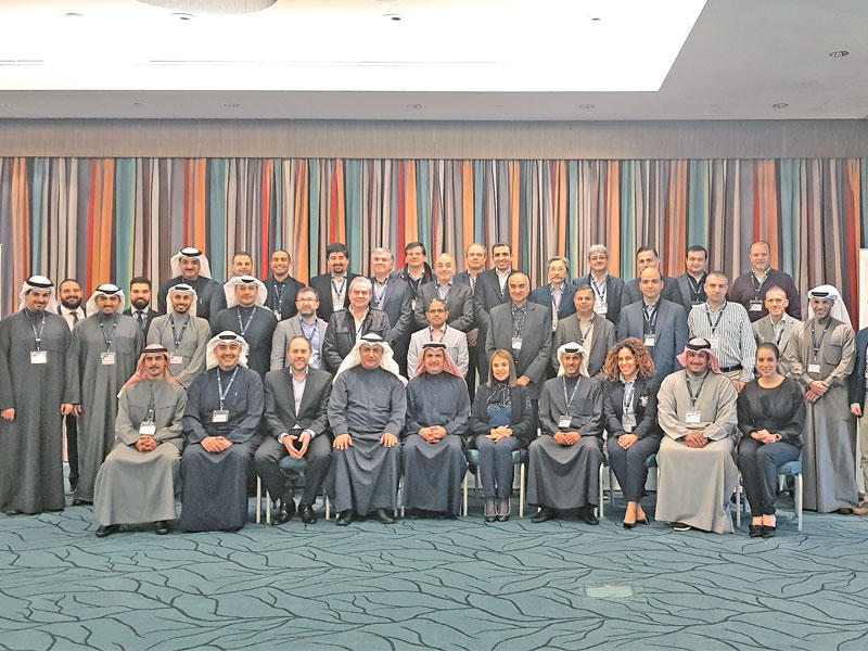 الإدارة التنفيذية للبنك في لقطة جماعية مع المتدربين