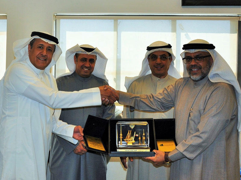 د. راشد العجمي مقدماً درعاً تذكارية إلى نظيره السعودي