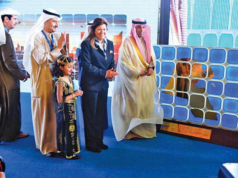 الوزير الفاضل ومديرة المعهد خلال التشغيل