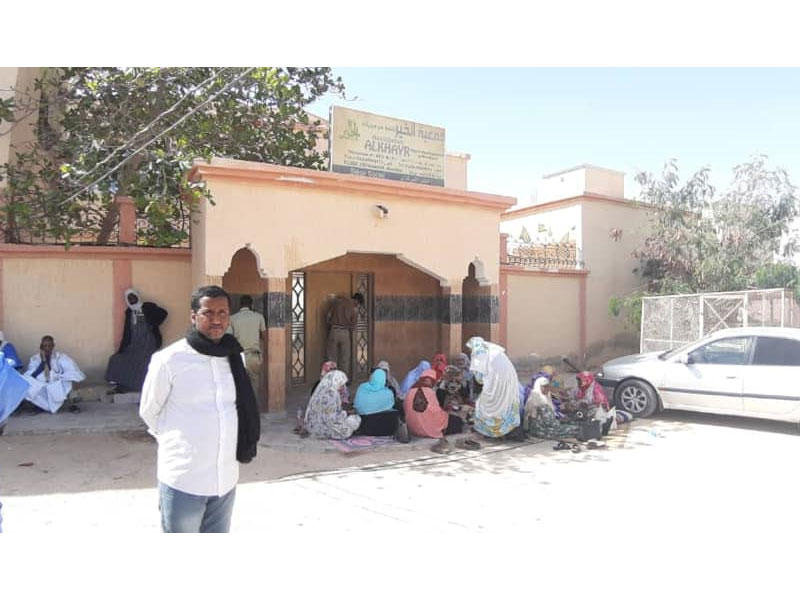 عناصر الشرطة ترابط داخل مبنى الجمعية و تمنع الموظفين من الدخول