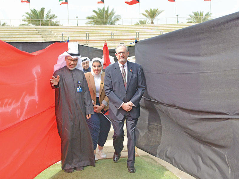 السفير الأميركي خلال جولته في المعرضn