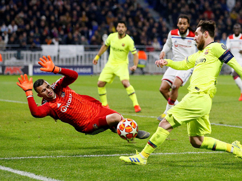 ميسي في محاولة تسجيل أمام مرمى ليون