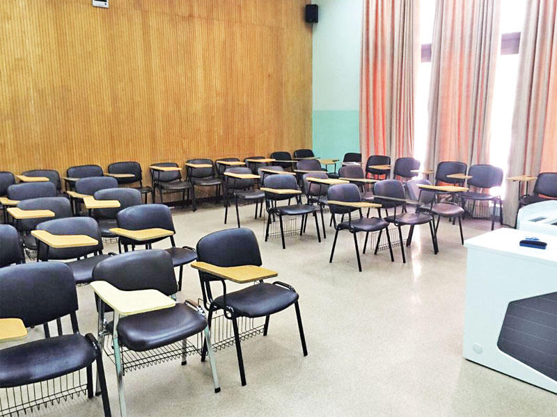 إحدى القاعات الدراسية في الجامعة