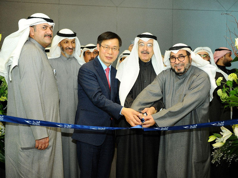 الجاسم ولي والفوزان أثناء قص شريط الافتتاح