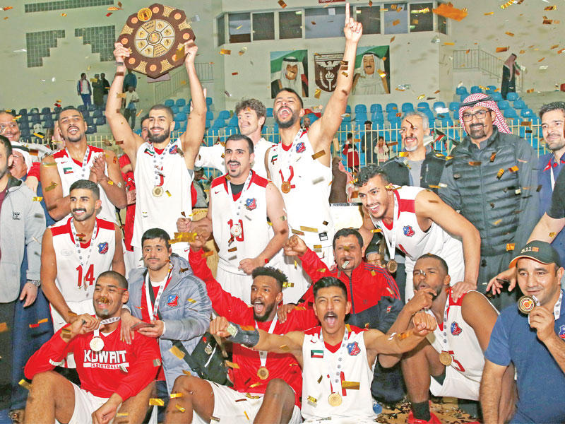 لاعبو الكويت يحملون درع البطولة  (تصوير جورج رجي)