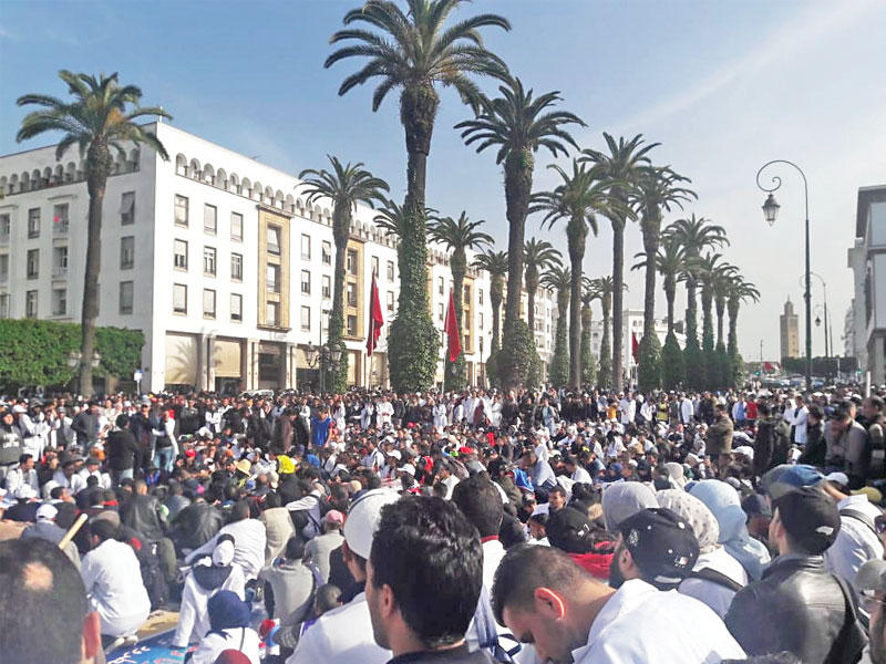 الآلاف من الأساتذة المتعاقدين بالمغرب في مسيرة احتجاجية حاشدة بالعاصمة الرباط بإسقاط نظام التعاقد