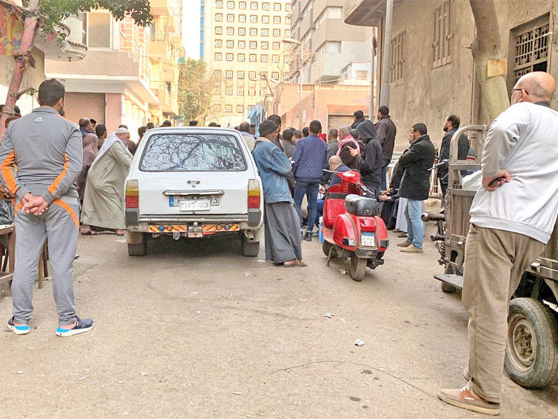 بعض الأهالي بانتظار تسلم جثامين ذويهم من مشرحة زينهم بعد تنفيذ أحكام الإعدام بـ9 من المدانين بقضية قتل النائب العام السابق في القاهرة أمس الأولtt    (رويترز)