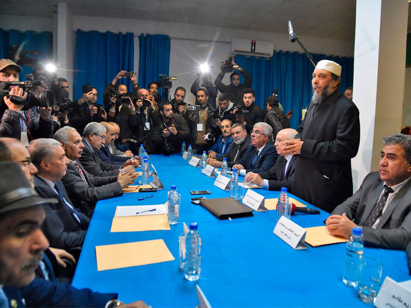 عبد الله جاب الله رئيس حزب العدالة والتنمية الجزائري ، يخاطب زملائه قادة المعارضة خلال اجتماع عقد في الجزائر العاصمة