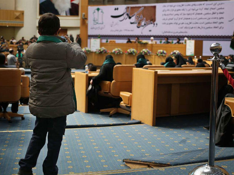 صبي يلتقط صورة لاجتماع شيعي- سني في طهران أمس (إرنا)