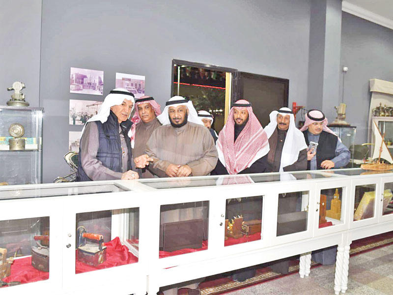 الخراز خلال جولته على المتحف