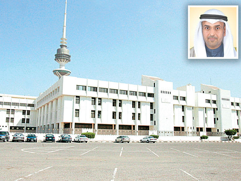 مجمع الوزارات وفي إطار الصورة  وزير المالية نايف الحجرف