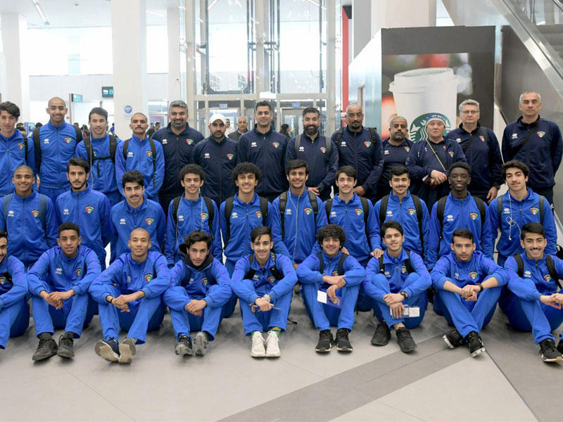 وفد أزرق الشباب خلال مغادرته أمس