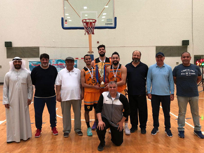 لاعبو القادسية يحملون كأس البطولة