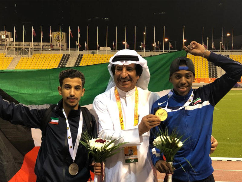 رئيس الوفد خالد الشمري مع لاعبي المنتخب