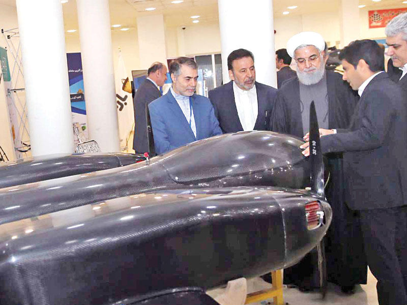 روحاني يستمع لشرح من رؤساء شركات ومطورين في طهران أمس	(إرنا)