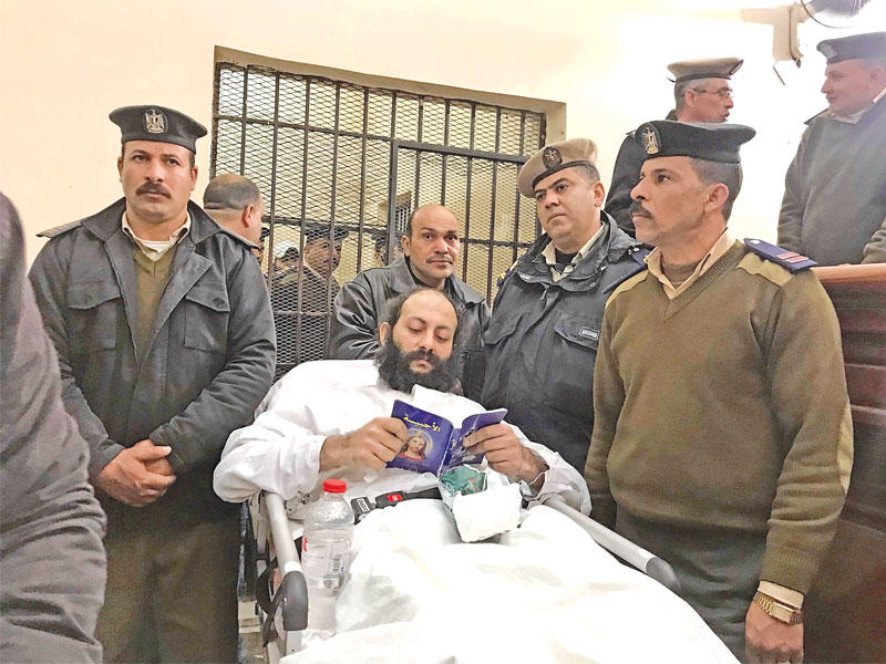 الراهب فلتاؤوس المتهم بقتل رئيس دير الأنبا مقار منقولاً على سرير طبّي خلال مثوله أمام محكمة جنايات دمنهور أمس (أ ف ب)