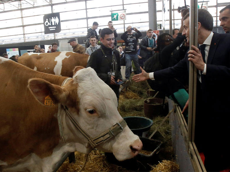 الرئيس الفرنسي إيمانويل ماكرون يزور معرض الزراعة الدولي