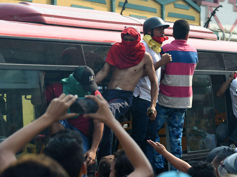 احتجاجات الفنزويليون في مدينة يوريتشا الحدودية ، بعد أن أمرت حكومة الرئيس نيكولاس مادورو بإغلاق الحدود مؤقتًا مع كولومبيا