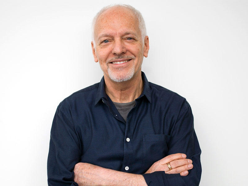 الموسيقي الأميركي- البريطاني بيتر فرامبتون