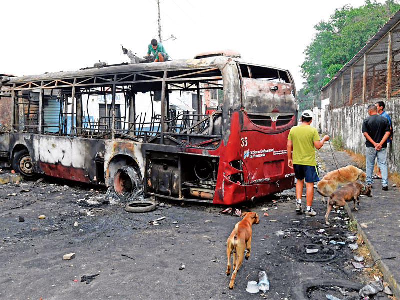شاحنة مساعدات أحرقها مؤيدو مادورو على الحدود مع كولومبيا (أ ف  ب)