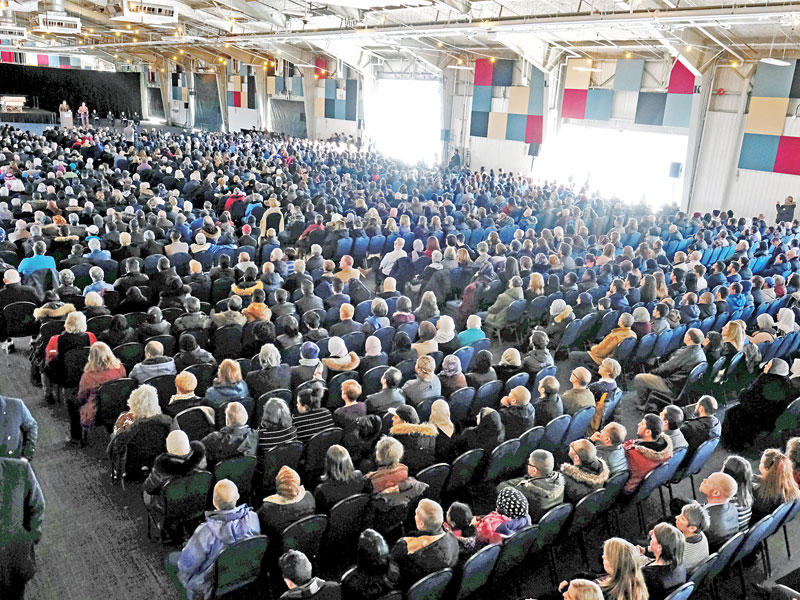 مراسم جنازة الأسرة السورية بإحدى قاعات هاليفاكس أمس الأولt(رويترز)