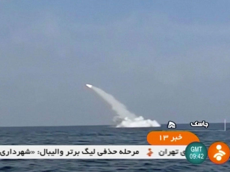 أطلق صاروخ كروز إيراني في الهواء من غواصة أثناء اختبار في مضيق هرمز