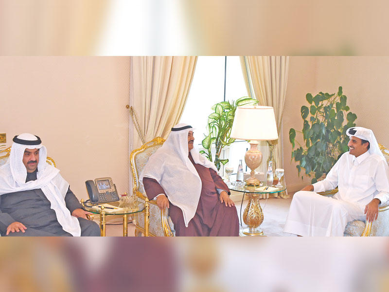  ممثل الأمير لدى لقائه أمير قطر أمس