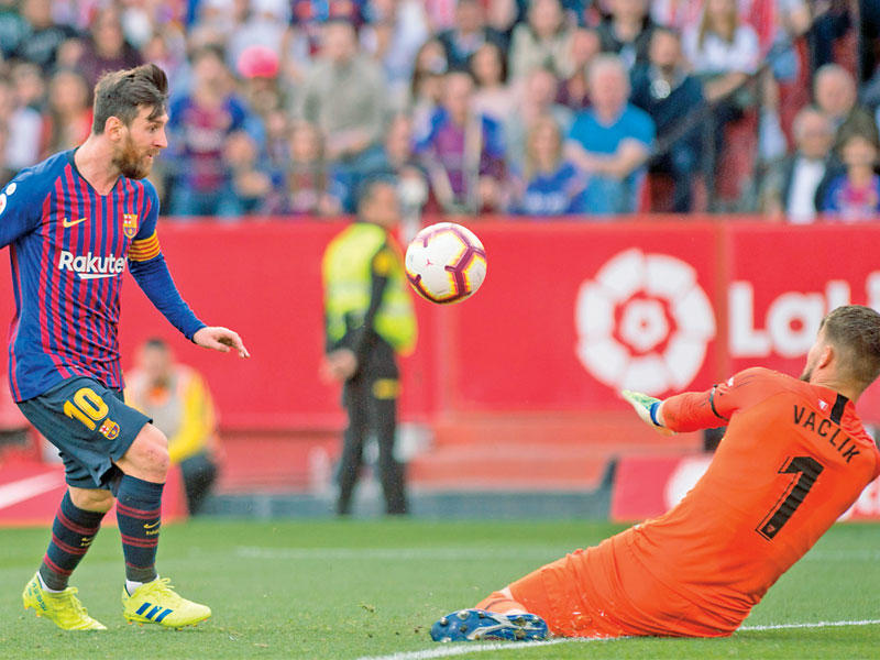 لحظة تسجيل ميسي أحد اهدافه الثلاثة في مرمى إشبيلية