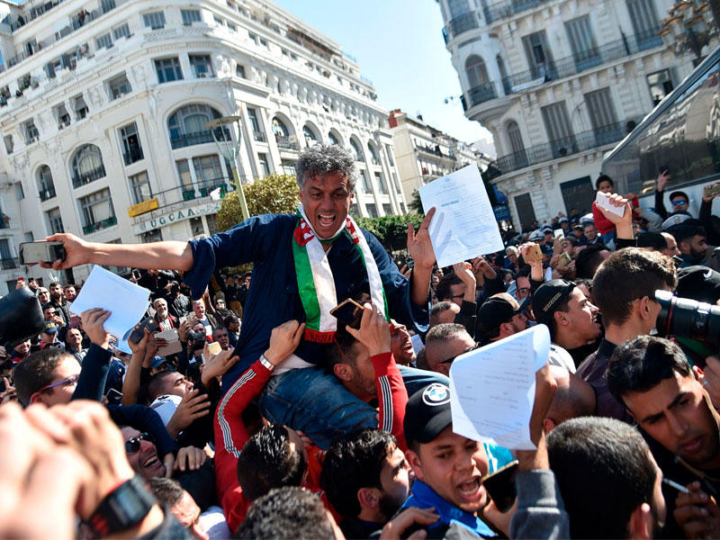 نكاز بين انصاره امس الأول في العاصمة الجزائر (أ ف ب)