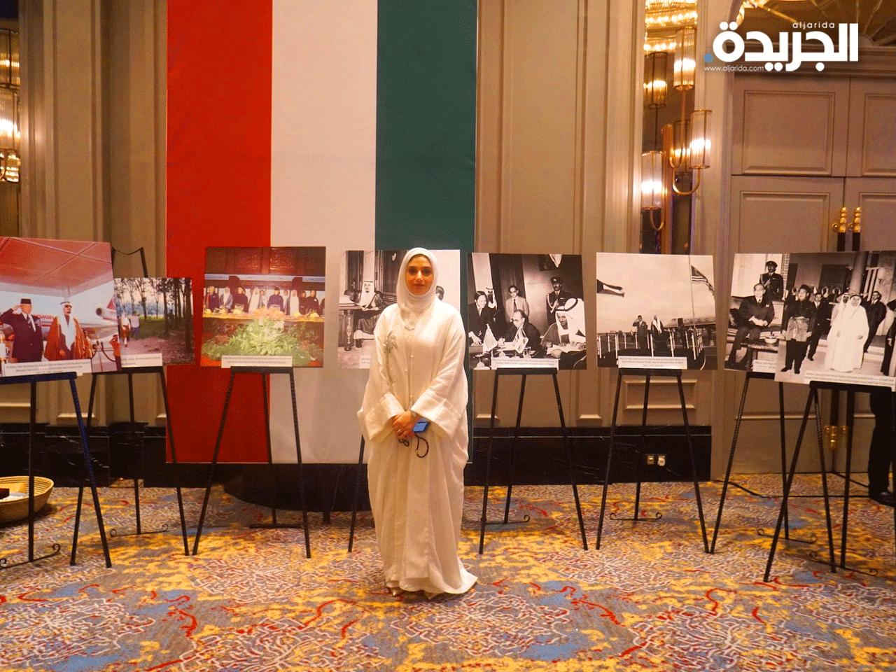  الباحثة العتيقي في المعرض الذي أقيم ضمن احتفال السفارة الكويتية في ماليزيا بالأعياد الوطنية