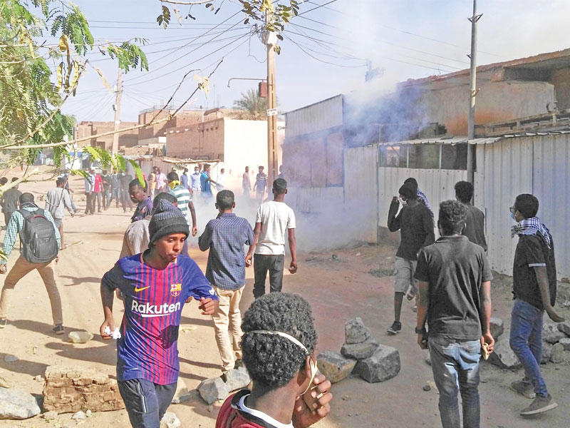 سودانيون خلال تظاهرة في الخرطوم قبل يومين (أ ف ب) 