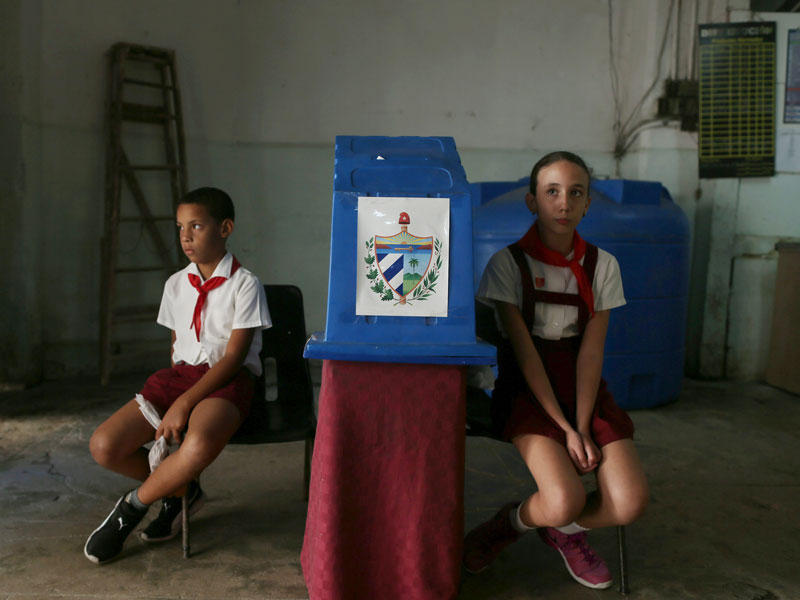 أطفال ينتظرون الناخبين في مركز اقتراع خلال استفتاء دستوري في هافانا ، كوبا