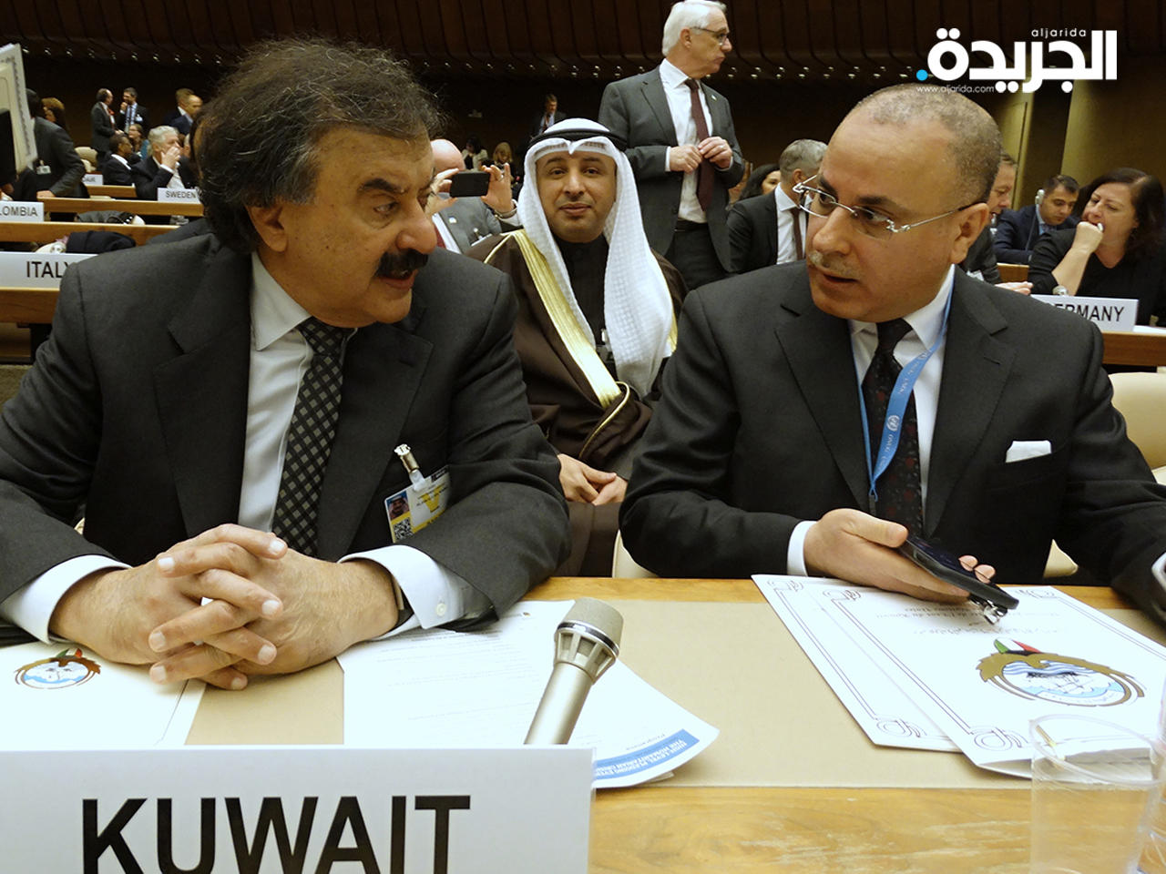 الجارالله مع الغنيم اثناء مؤتمر الدعم الانساني لليمن 