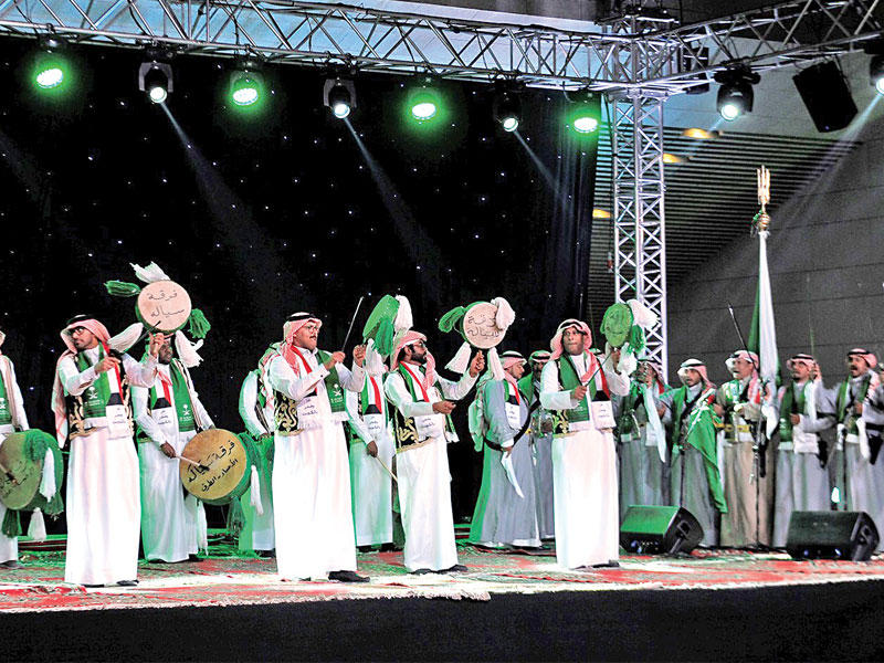 من فقرات فرقة «سيالة» السعودية للفنون الشعبية