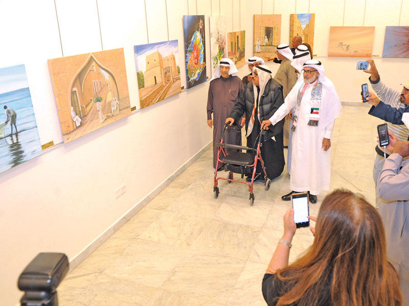 المفرج وسامي والنقيدان أثناء جولتهم في المعرض 