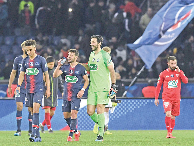 فرحة لاعبي سان جرمان بعد انتهاء المباراة