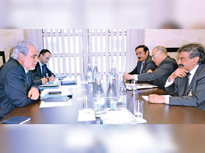 الجارالله خلال مباحثاته مع المفوض الأوروبي للشؤون الإنسانية 