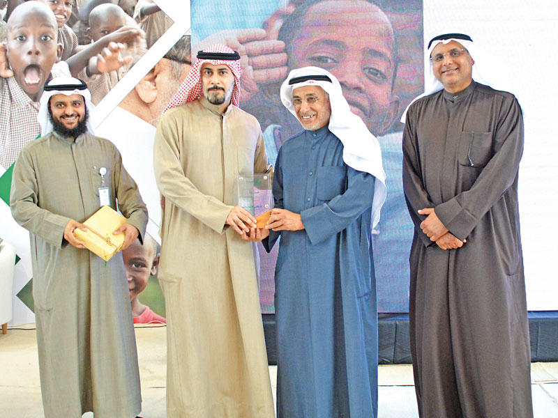 تكريم أحد الموظفين