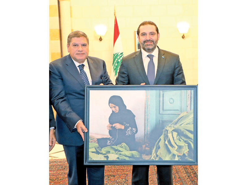 الحريري متلقّياً لوحة هدية عن زراعة التبغ في السراي أمس  (دالاتي ونهرا)