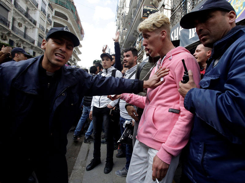 تحاول الشرطة تفريق الطلاب الذين يحتجون على خطة الرئيس عبد العزيز بوتفليقة لتمديد فترة ولايته