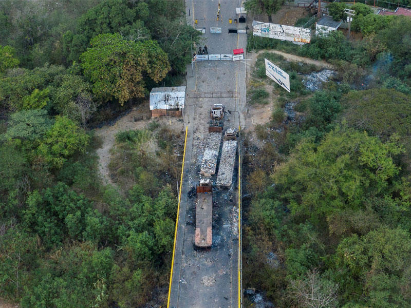 شاحنات المساعدات الثلاث التي تم إشعالها في 23 فبرايرعلى الجانب الفنزويلي لجسر سيمون بوليفار الدولي